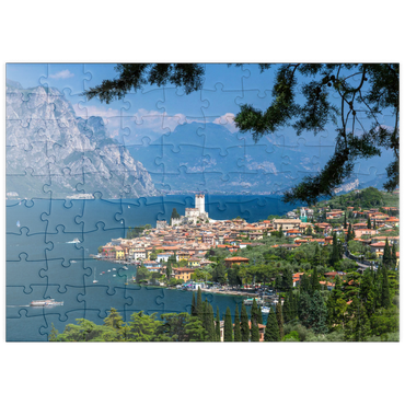 puzzleplate Blick nach Malcesine am Gardasee mit der Scaligerburg (14/15 Jh.), Provinz Verona, Venetien, Italien 100 Puzzle
