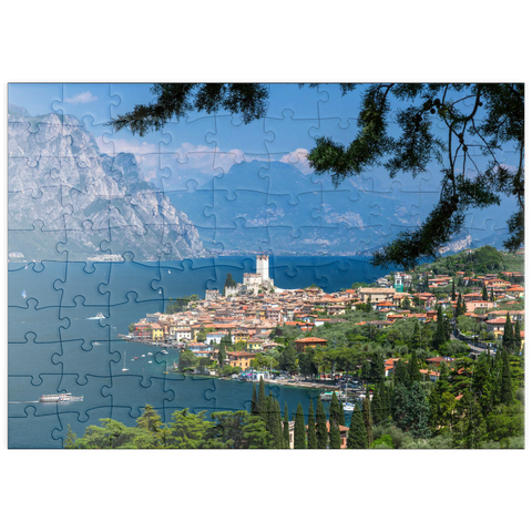 puzzleplate Blick nach Malcesine am Gardasee mit der Scaligerburg (14/15 Jh.), Provinz Verona, Venetien, Italien 100 Puzzle