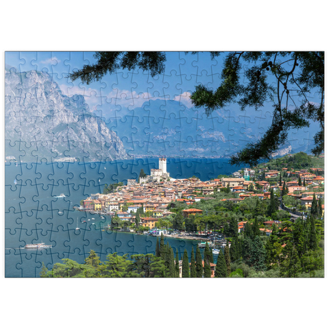 puzzleplate Blick nach Malcesine am Gardasee mit der Scaligerburg (14/15 Jh.), Provinz Verona, Venetien, Italien 200 Puzzle