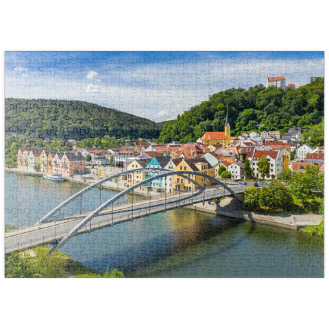 puzzleplate Brücke über die Altmühl in Riedenburg mit dem Schloss Rosenstein am Altmühl Radweg 500 Puzzle