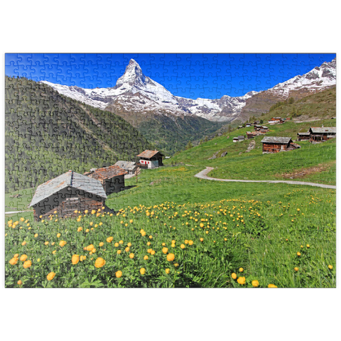 puzzleplate Frühlingswiese mit Trollblumen (Trollius europaeus) beim Weiler Findeln gegen Matterhorn (4478m), Zermatt 500 Puzzle