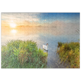 Darstellung des Puzzle-Motivs Sonnenaufgang mit Schwan am Riegsee bei Murnau – Puzzleteile: 200