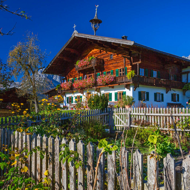 Bauernhaus gegen Kaisergebirge (2344m), Reith bei Kitzbühel, Österreich 100 Puzzle 3D Modell