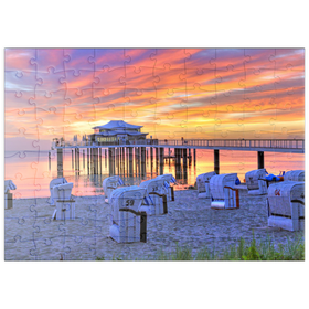 Darstellung des Puzzle Motivs Strand mit Strandkörben und Seebrücke mit Mikado Teehaus im Morgenrot - Puzzleteile: 100
