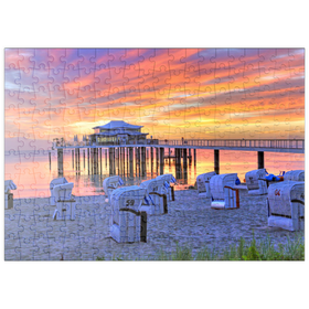 Darstellung des Puzzle-Motivs Strand mit Strandkörben und Seebrücke mit Mikado Teehaus im Morgenrot – Puzzleteile: 200