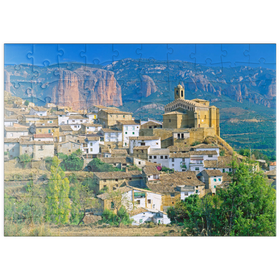 Darstellung des Puzzle Motivs Bergdorf Murillo de Gallego gegen Los Mallos de Riglos in der Sierra de Loarre - Puzzleteile: 100