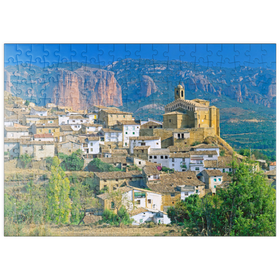Darstellung des Puzzle Motivs Bergdorf Murillo de Gallego gegen Los Mallos de Riglos in der Sierra de Loarre - Puzzleteile: 200