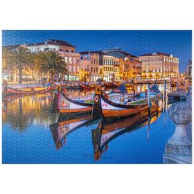 Darstellung des Puzzle-Motivs Boote der moliceiros, der ehemaligen Tangfischer auf dem Kanal in der Universitätsstadt Aveiro – Puzzleteile: 1000