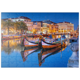 Darstellung des Puzzle Motivs Boote der moliceiros, der ehemaligen Tangfischer auf dem Kanal in der Universitätsstadt Aveiro - Puzzleteile: 100