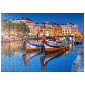 Darstellung des Puzzle-Motivs Boote der moliceiros, der ehemaligen Tangfischer auf dem Kanal in der Universitätsstadt Aveiro – Puzzleteile: 200