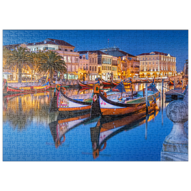 Darstellung des Puzzle-Motivs Boote der moliceiros, der ehemaligen Tangfischer auf dem Kanal in der Universitätsstadt Aveiro – Puzzleteile: 500