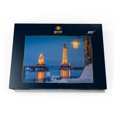 Hafeneinfahrt mit Leuchtturm und Löwenstatue an einem Winterabend, Lindau 1000 Puzzle Schachtel Ansicht3