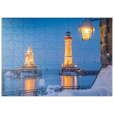 puzzleplate Hafeneinfahrt mit Leuchtturm und Löwenstatue an einem Winterabend, Lindau 100 Puzzle