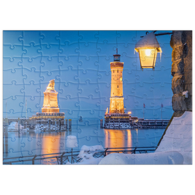 Darstellung des Puzzle Motivs Hafeneinfahrt mit Leuchtturm und Löwenstatue an einem Winterabend, Lindau - Puzzleteile: 100