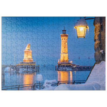 puzzleplate Hafeneinfahrt mit Leuchtturm und Löwenstatue an einem Winterabend, Lindau 200 Puzzle