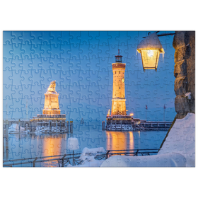 Darstellung des Puzzle Motivs Hafeneinfahrt mit Leuchtturm und Löwenstatue an einem Winterabend, Lindau - Puzzleteile: 200