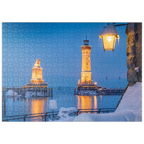puzzleplate Hafeneinfahrt mit Leuchtturm und Löwenstatue an einem Winterabend, Lindau 500 Puzzle