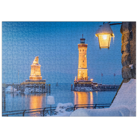 Darstellung des Puzzle Motivs Hafeneinfahrt mit Leuchtturm und Löwenstatue an einem Winterabend, Lindau - Puzzleteile: 500