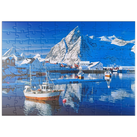 Darstellung des Puzzle Motivs Sakrisoy Hafen bei Reine mit Olstinden (674m) - Puzzleteile: 100