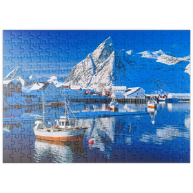 Darstellung des Puzzle-Motivs Sakrisoy Hafen bei Reine mit Olstinden (674m) – Puzzleteile: 200