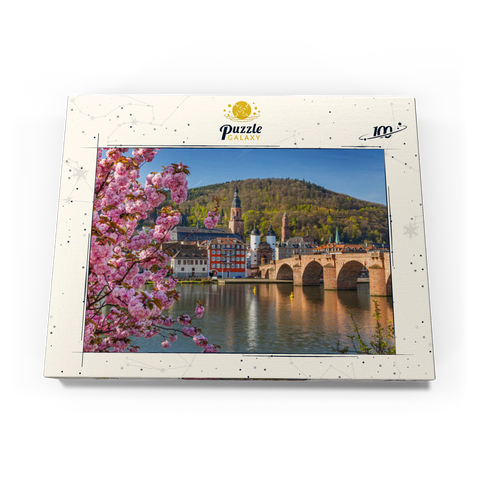 Japanische Zierkirsche am Neckarufer mit Blick zur Heidelberger Altstadt und Alte Brücke 100 Puzzle Schachtel Ansicht3