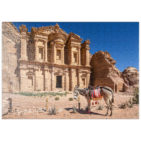 Darstellung des Puzzle Motivs Esel vor dem Monastery Ad-Deir (Al-Deir, El-Deir, Ed-Deir), antike Felsenstadt Petra, Jordanien - Puzzleteile: 200