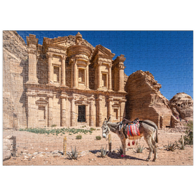 Darstellung des Puzzle-Motivs Esel vor dem Monastery Ad-Deir (Al-Deir, El-Deir, Ed-Deir), antike Felsenstadt Petra, Jordanien – Puzzleteile: 500