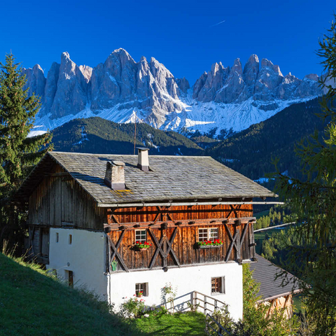 Bauernhaus mit Blick zur Geislergruppe (3025m), Naturpark Puez-Geisler, Villnösstal, Italien 100 Puzzle 3D Modell