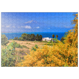 Darstellung des Puzzle Motivs Blühende Mimosen und Ferienhaus mit Blick zum Ätna (3323m) - Puzzleteile: 200