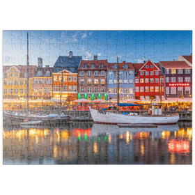 Darstellung des Puzzle-Motivs Abend am Stichkanal Nyhavn im Stadtteil Frederiksstaden – Puzzleteile: 200