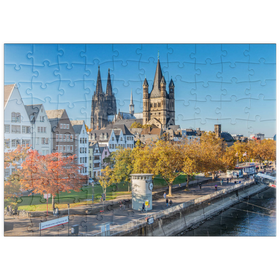 Darstellung des Puzzle Motivs Rheinuferpromenade mit den Türmen der Kirche Groß St. Martin und dem Dom - Puzzleteile: 100