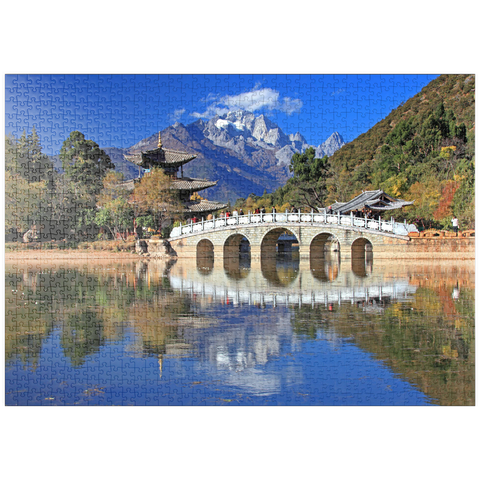 puzzleplate Jadebrunnensee mit Deyue Pavillon gegen den Jadedrachen Schneeberg (5596m), China 1000 Puzzle