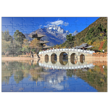 puzzleplate Jadebrunnensee mit Deyue Pavillon gegen den Jadedrachen Schneeberg (5596m), China 100 Puzzle