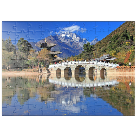 puzzleplate Jadebrunnensee mit Deyue Pavillon gegen den Jadedrachen Schneeberg (5596m), China 100 Puzzle