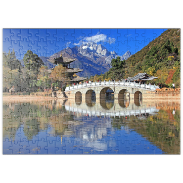 puzzleplate Jadebrunnensee mit Deyue Pavillon gegen den Jadedrachen Schneeberg (5596m), China 200 Puzzle