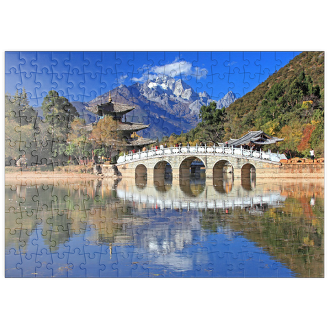 puzzleplate Jadebrunnensee mit Deyue Pavillon gegen den Jadedrachen Schneeberg (5596m), China 200 Puzzle