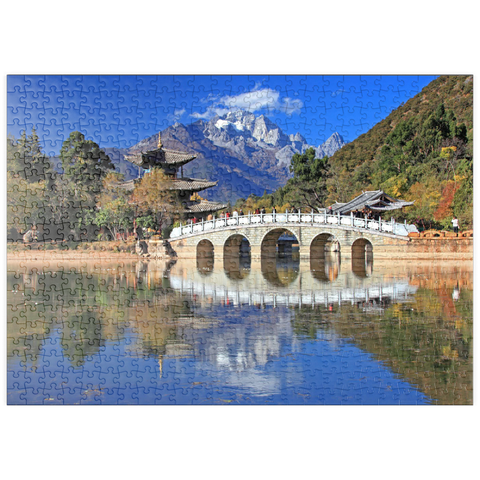 puzzleplate Jadebrunnensee mit Deyue Pavillon gegen den Jadedrachen Schneeberg (5596m), China 500 Puzzle