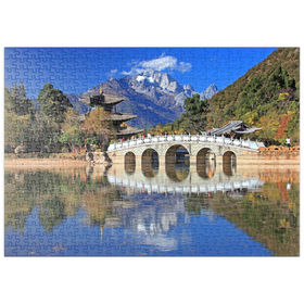 Darstellung des Puzzle Motivs Jadebrunnensee mit Deyue Pavillon gegen den Jadedrachen Schneeberg, China - Puzzleteile: 500