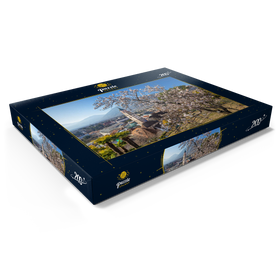Darstellung des Puzzle Motivs Blühender Mandelbaum mit Blick vom Tappeinerweg mit der Pfarrkirche St. Nikolaus - Puzzleteile: 200