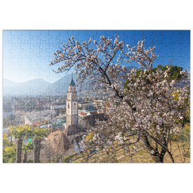 Darstellung des Puzzle Motivs Blühender Mandelbaum mit Blick vom Tappeinerweg mit der Pfarrkirche St. Nikolaus - Puzzleteile: 200