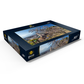 Darstellung des Puzzle Motivs Blühender Mandelbaum mit Blick vom Tappeinerweg mit der Pfarrkirche St. Nikolaus - Puzzleteile: 500