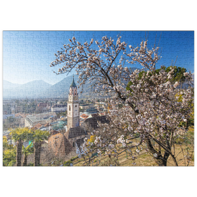 Darstellung des Puzzle Motivs Blühender Mandelbaum mit Blick vom Tappeinerweg mit der Pfarrkirche St. Nikolaus - Puzzleteile: 500