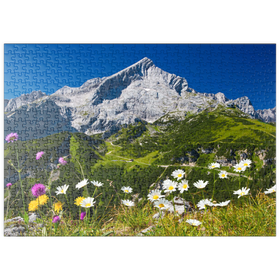 Darstellung des Puzzle-Motivs Blick vom Kreuzjoch (1719m) zur Hochalm gegen Alpspitze (2628m) mit Margeriten – Puzzleteile: 500