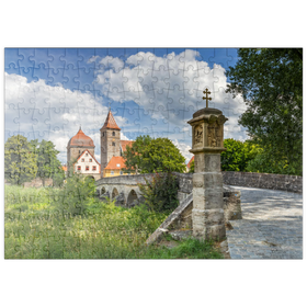 Darstellung des Puzzle-Motivs Altmühlbrücke in Ornbau mit dem Stadttor am Altmühl Radweg – Puzzleteile: 200