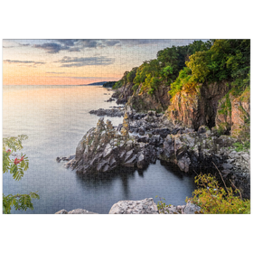 Darstellung des Puzzle-Motivs Sonnenaufgang an den Helligdomsklipperne, Felsenküste nördlich von Gudhjem – Puzzleteile: 1000