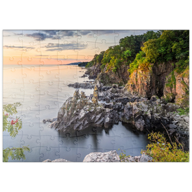 Darstellung des Puzzle Motivs Sonnenaufgang an den Helligdomsklipperne, Felsenküste nördlich von Gudhjem - Puzzleteile: 100