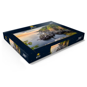 Darstellung des Puzzle Motivs Sonnenaufgang an den Helligdomsklipperne, Felsenküste nördlich von Gudhjem - Puzzleteile: 200