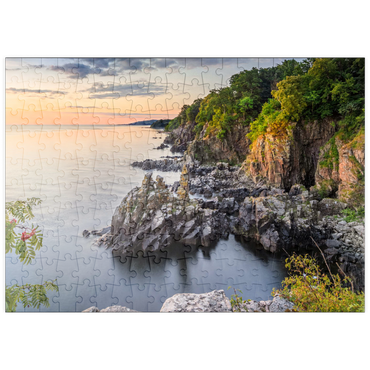 puzzleplate Sonnenaufgang an den Helligdomsklipperne, einer Felsenküste nördlich von Gudhjem 200 Puzzle