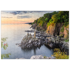 Darstellung des Puzzle Motivs Sonnenaufgang an den Helligdomsklipperne, Felsenküste nördlich von Gudhjem - Puzzleteile: 200
