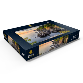 Darstellung des Puzzle Motivs Sonnenaufgang an den Helligdomsklipperne, Felsenküste nördlich von Gudhjem - Puzzleteile: 500